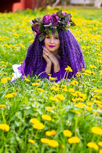 Linda jovem deitada em um campo de flores