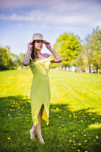 Linda jovem deitada em um campo de flores