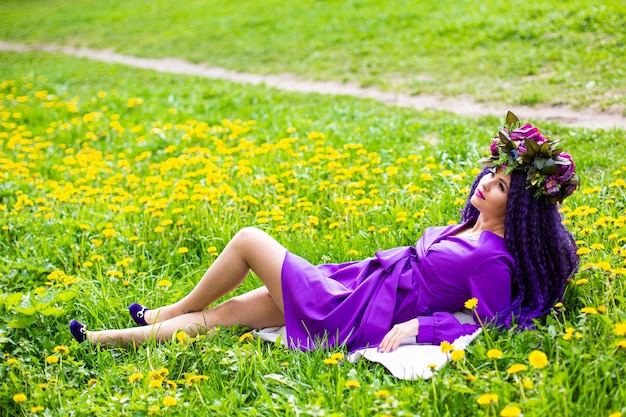 Linda jovem deitada em um campo de flores