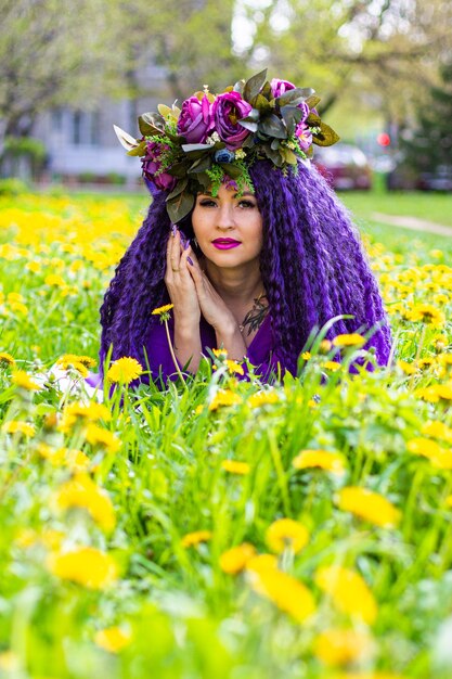 Linda jovem deitada em um campo de flores