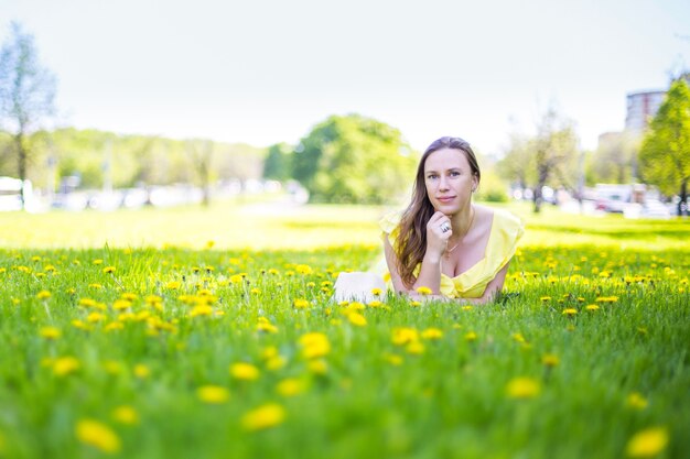 Linda jovem deitada em um campo de flores