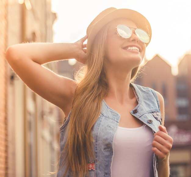 Linda jovem elegante em roupas casuais.