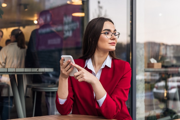 Foto linda jovem empresária em um café