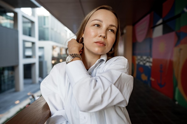 Linda jovem empresária loira em meio urbano