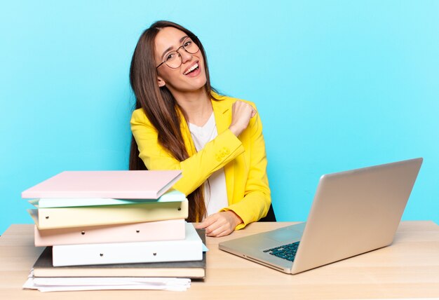 Linda jovem empresária sentindo-se feliz, positiva e bem-sucedida, motivada para enfrentar um desafio ou comemorar bons resultados