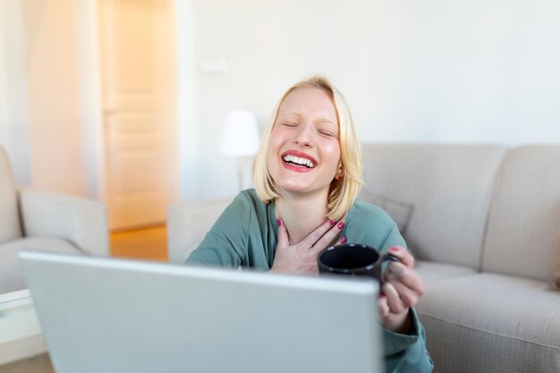 Linda jovem empresária trabalhando no laptopFreelancer conectando-se à internet