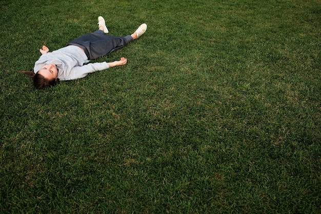 Linda jovem europeia deita na grama e descansa