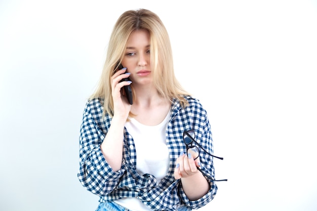 Linda jovem falando ao telefone, de óculos