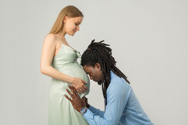 Linda jovem família esperando um bebê