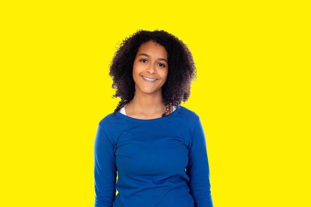 Linda jovem feliz closeup retrato de estúdio sorrindo linda e alegre estudante isolada em fundo amarelo