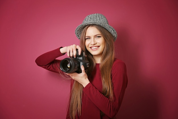 Linda jovem fotógrafa com câmera fotográfica