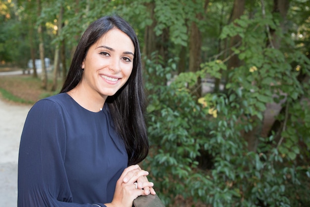 Linda jovem hispânica no parque e sorrindo