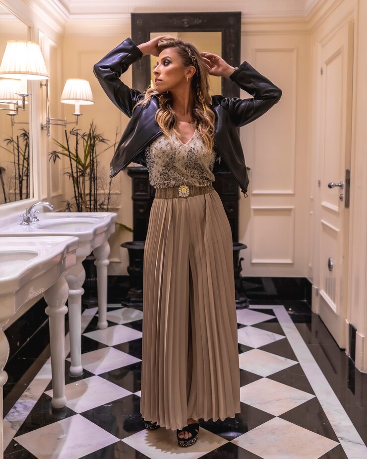 Foto linda jovem loira caucasiana em um vestido de noite e uma jaqueta de couro preta