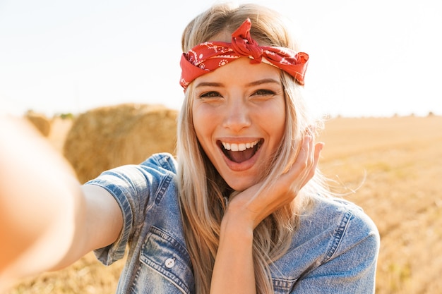 Linda jovem loira com bandana