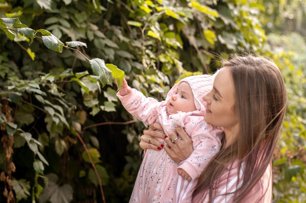 Foto linda jovem mãe com sua filhinha