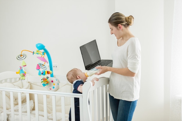 Linda jovem mãe está cuidando de seu filho