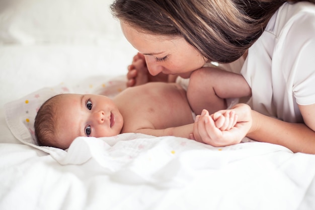 Linda jovem mãe segurando um bebê