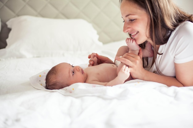 Linda jovem mãe segurando um bebê