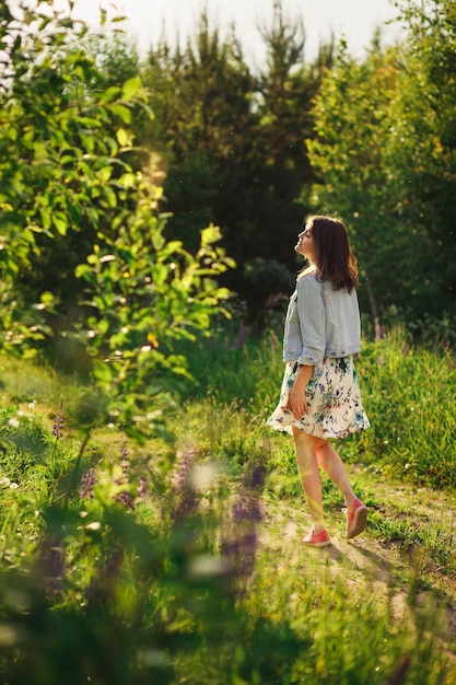 Foto linda jovem milenar em roupas casuais, aproveitando o verão ao ar livre