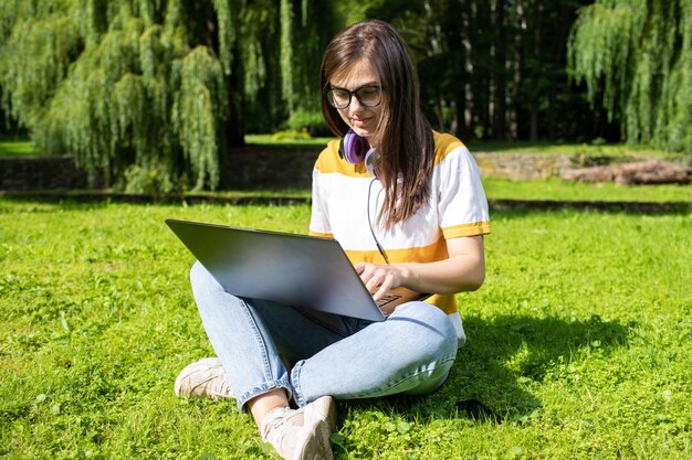 Linda jovem morena com laptop