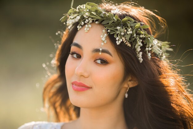 Linda jovem morena com uma coroa de flores