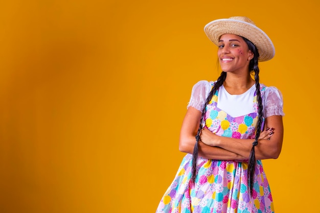 Linda jovem morena em roupas típicas de festa junina brasileira Linda mulher vestida para festa junina