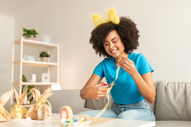 Foto linda jovem negra fazendo decorações de páscoa em casa