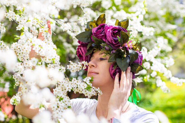 Linda jovem no jardim das flores de cerejeira