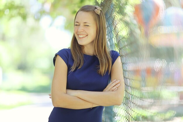 linda jovem no parque de verão