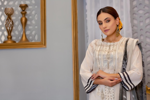 Linda jovem paisagem vestindo Desi vestido e flores no cabelo