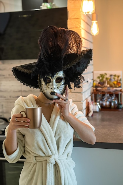 Linda jovem se prepara para o carnaval experimenta uma misteriosa máscara veneziana branca