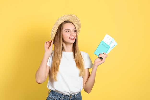 Linda jovem sorridente segurando ingressos para um tour de viagem, descanso, viagem