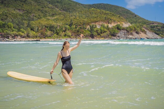 Linda jovem surfista esportiva surfando no fundo das nuvens do céu azul e