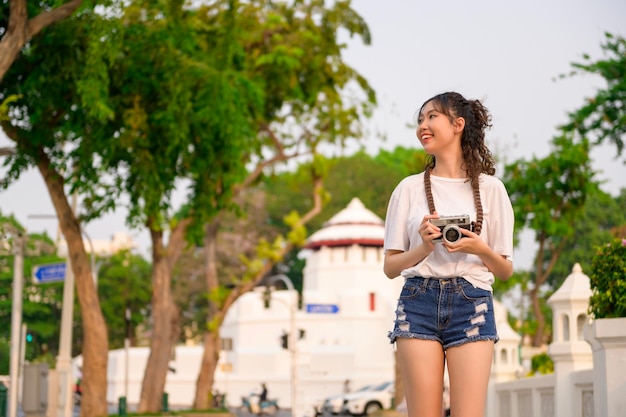 Linda jovem turista asiática em turismo de férias e explorando a cidade de Bangkok, Tailândia