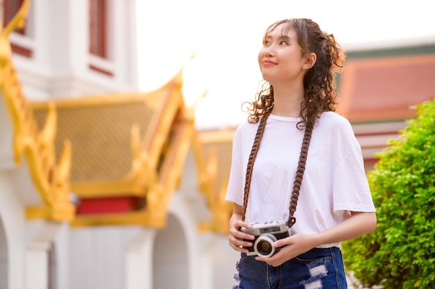 Linda jovem turista asiática em turismo de férias e explorando a cidade de bangkok