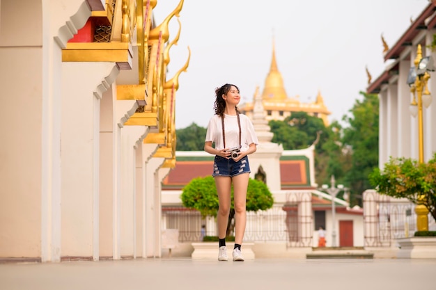 Linda jovem turista asiática em turismo de férias e explorando a cidade de Bangkok