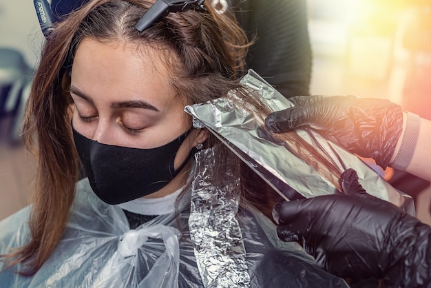 Linda jovem veio ao salão de beleza para coloração de cabelo