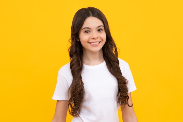 Foto linda joven adolescente contra un fondo aislado retrato de estudio de un niño bastante hermoso adolescente feliz emociones positivas y sonrientes de una jovencita