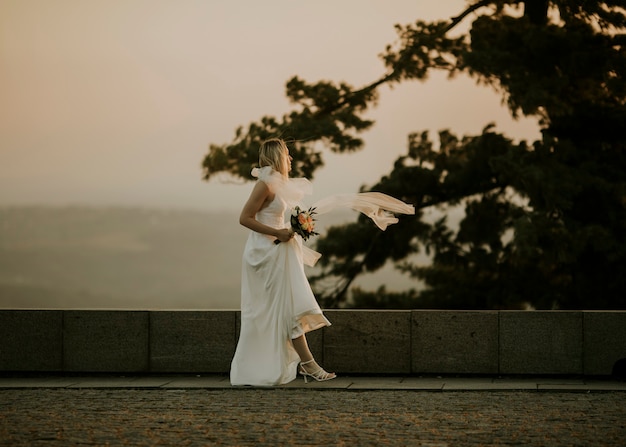 Linda joven novia con ramo de flores