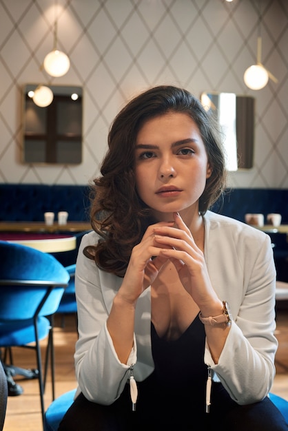 Linda jovencita posando en la cafetería