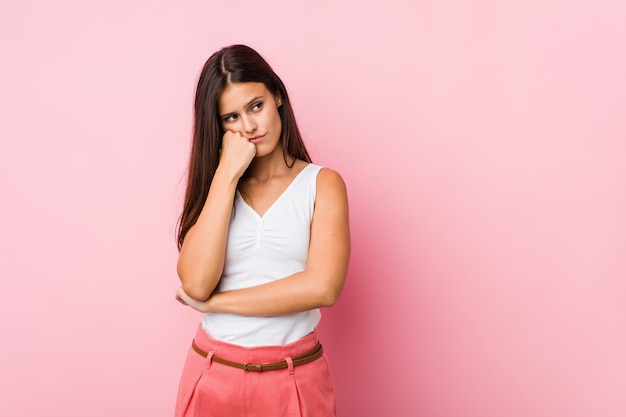 Foto linda jovencita que se siente triste y pensativa