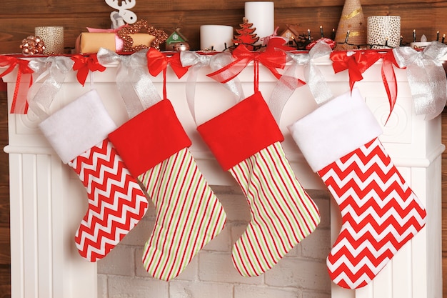 Linda lareira decorada para o natal com meias