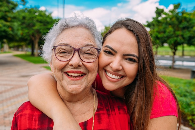 Linda latina avó com sua neta. Família brasileira.