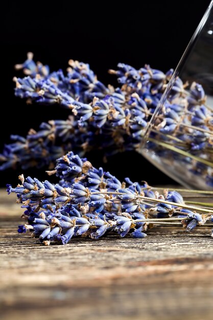 Linda lavanda roxa com um aroma agradável repousa na velha mesa de madeira da cozinha lavanda