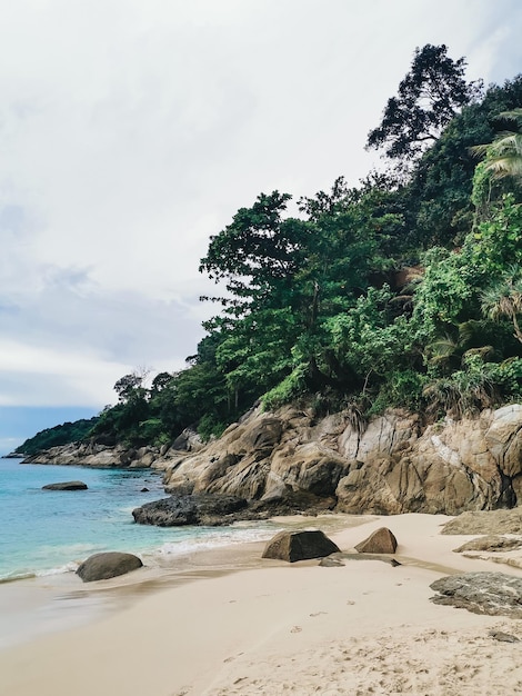 Linda liberdade de praia deserta selvagem com ondas de areia branca e rochas Phuket Tailândia