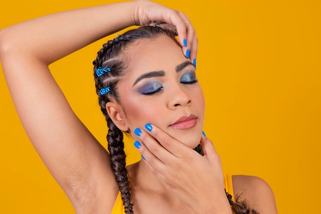 Linda líder de torcida brasileira com penteado trançado e maquiagem colorida para o jogo do brasil Copa do mundo e maquiagem Linda garota vestida para o jogo do Brasil