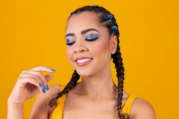 Linda líder de torcida brasileira com penteado trançado e maquiagem colorida para o jogo do brasil Copa do mundo e maquiagem Linda garota vestida para o jogo do Brasil