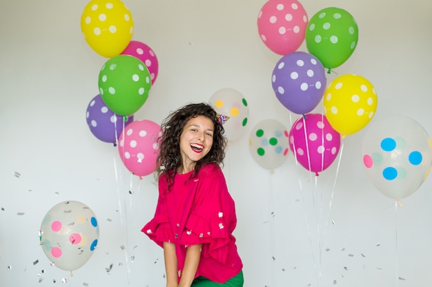 Linda linda garota alegre com balões coloridos. feliz aniversário de férias.