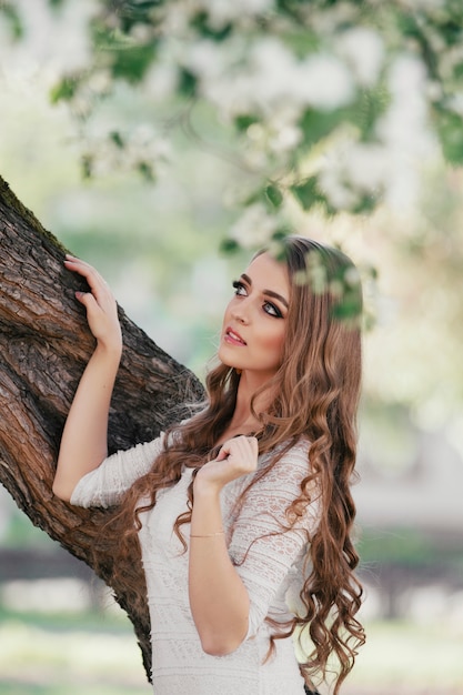 Linda loira andando em um parque de primavera