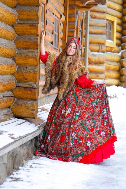 Linda loira de cabelos compridos em roupas nacionais tradicionais russas no inverno, o Izmail
